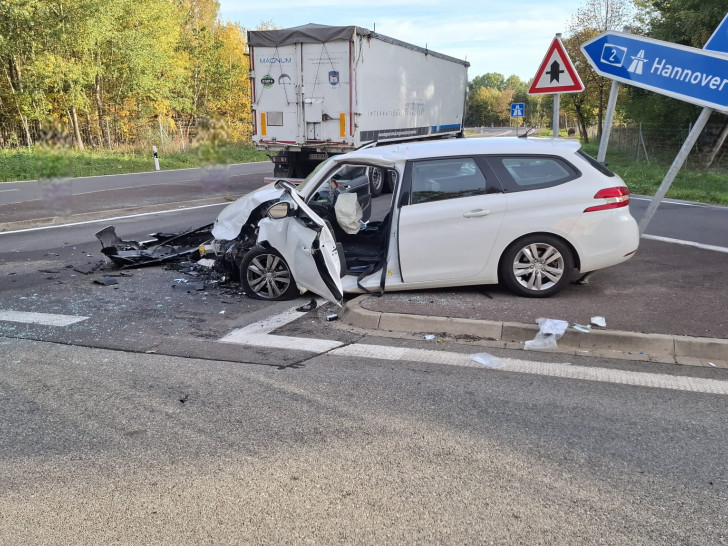 Die Feuerwehr rettete die Fahrerin aus dem Fahrzeug.