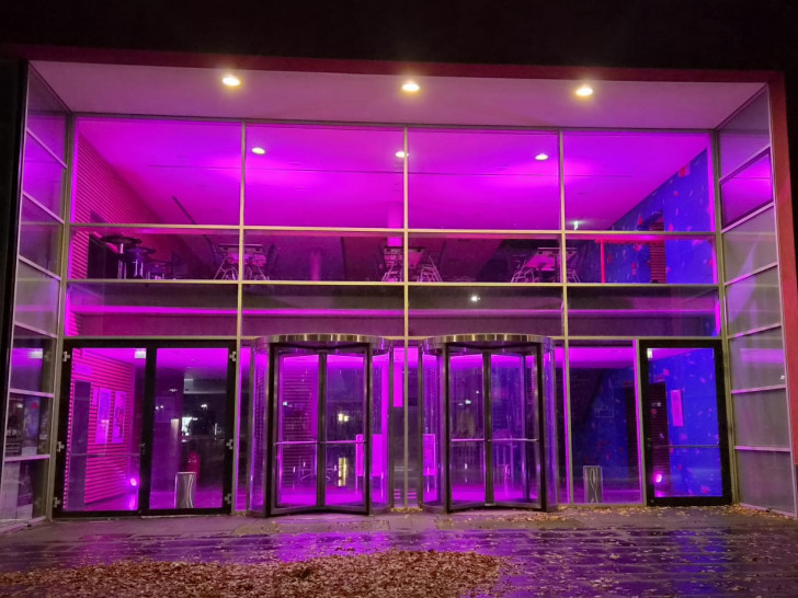 Auch die Stadthalle erstrahlte in Pink.