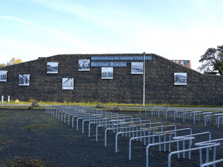 An der Gabionenwand wurden neue Informationstafeln angebracht.
