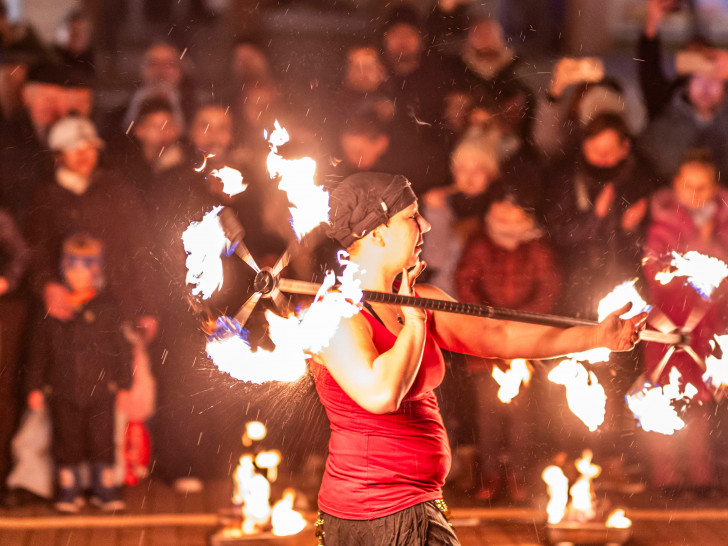 Spektakulärer Abschluss: Höhepunkt des abendlichen Programms beim Feierabendmarkt ist eine Feuershow.