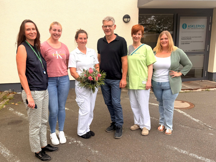 v.l. Stefanie Lucht, Leitung Ambulante Medizin des Asklepios MVZ Niedersachsen, MVZ-Praxismanagerin Michelle Franke , Ärztin Dr. med. Lena Pierstorf, Dr. med. Ralph Thinius, Chefarzt der Neurologie und der NFR der Asklepios Klinik Schildautal, MFA Melanie Bienroth sowie MVZ-Praxismanagerin Jana  Rainoch.