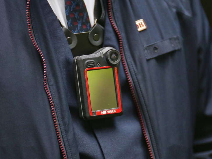 Schaffner mit Bodycam (Archiv)