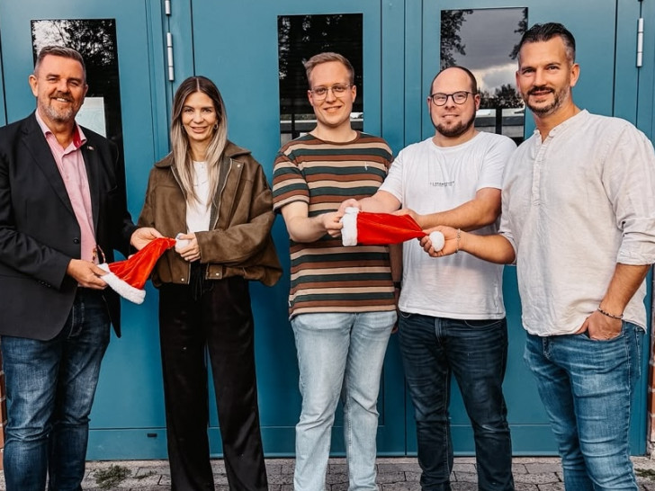 Die Mütze ist übergeben – die Tradition geht weiter, (v.li.) Andreas Busch, Denise Goernandt, Tim Frickmann, Sven Schiller und Marcus Goernandt.