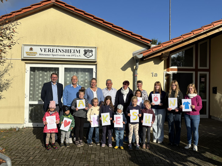 Die Zumba-Kids des Hötzumer SV freuen sich über einheitliche T-Shirts für ihre Auftritte. 