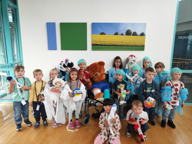 Die Maulwurf-Pauli-Gruppe der Kita Am Spottberg mit Teddy Hubertus bei der Teddy-Sprechstunde in der Asklepios Klinik Schildautal Seesen.