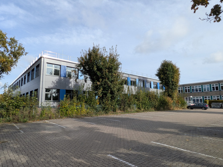 Der Erweiterungsbau ist direkt mit dem bisherigen Gebäude (rechts im Bild) verbunden.
