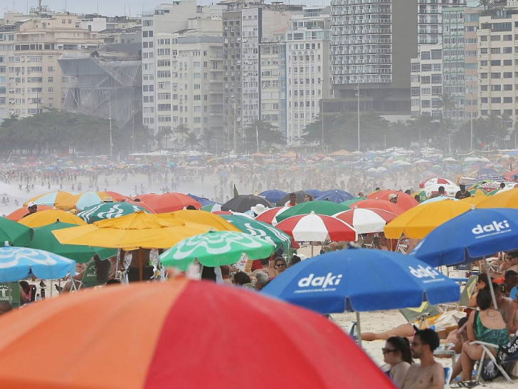 Strand der Copacabana in Rio de Janeiro, Brasilien (Archiv)