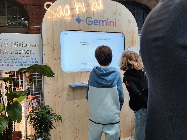 Kinder schauen sich Gemini an (Archiv)