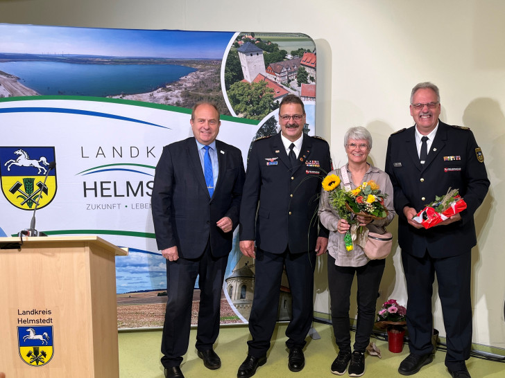 Olaf Kapke (2. v. li.) unter anderem mit Landrat Radeck (li.).