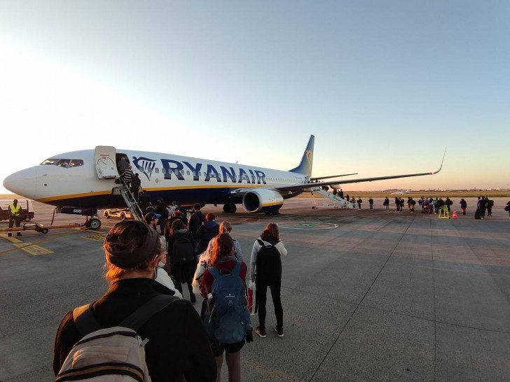 Passagiere laufen über das Rollfeld zu einem Ryanair-Flugzeug (Archiv)