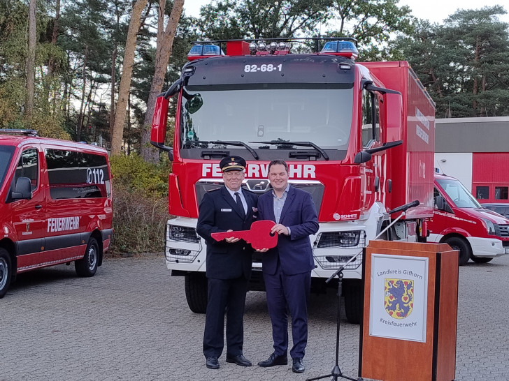 Landrat Philipp Raulfs (r.) übergibt den symbolischen Schlüssel an Kreisbrandmeister Jens Dieckmann. Die Kreisfeuerwehr im Landkreis Gifhorn erhält Ausstattung im Wert von rund 730.000 Euro.