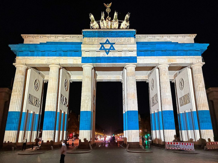Brandenburger Tor in den Farben von Israel am 07.10.2026