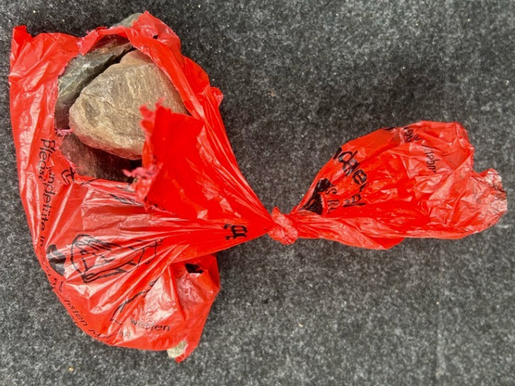 Hundekotbeutel wie diese wurden auf die Züge geworfen.