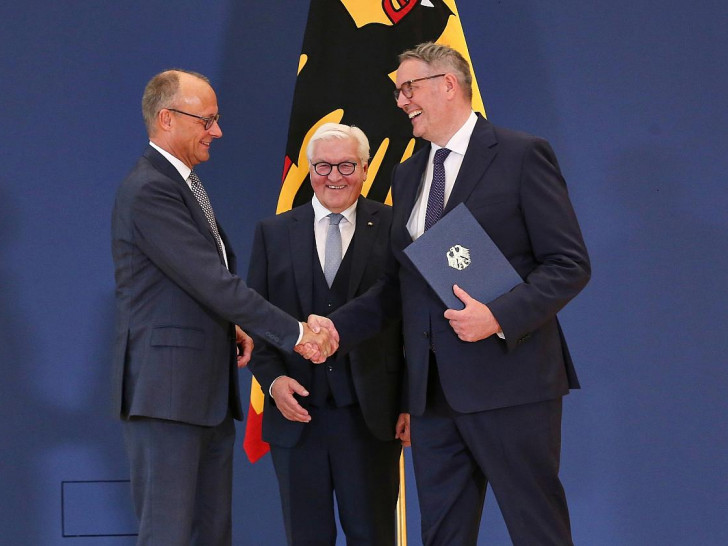 Friedrich Merz, Frank-Walter Steinmeier und Alexander Schweitzer am 13.10.2026