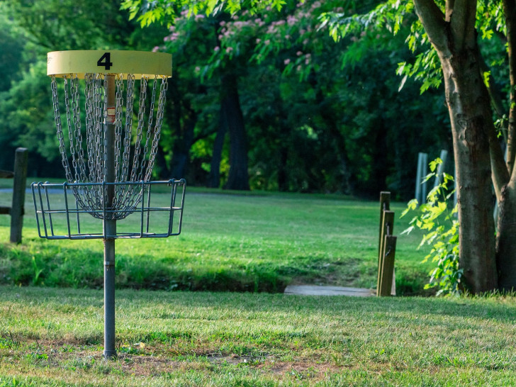 Auf der Südseite des Echoberges werden zwei Discgolf-Körbe errichtet. Symbolbild