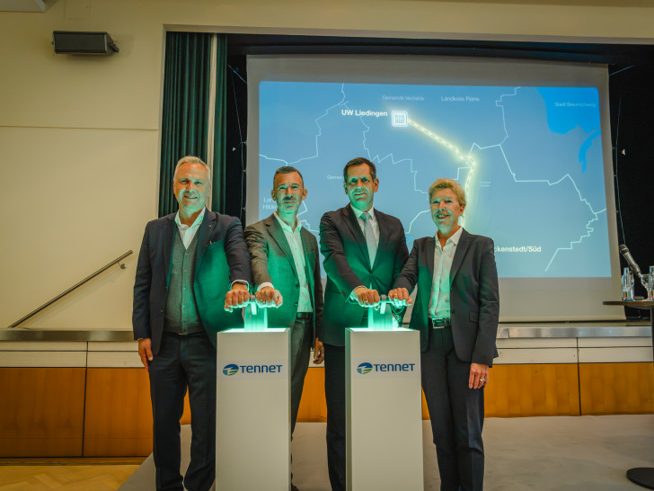 Matthias Boxberger (Vorsitzender des Vorstands und Finanzvorstand der Avacon AG), Tim Meyerjürgens (CEO TenneT Germany), Ministerpräsident Olaf Lies und Dr. Heike Denecke-Arnold (Vorsitzende der Geschäftsführung der Salzgitter Flachstahl GmbH) (v. li.).