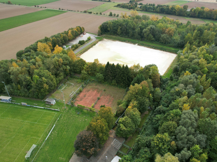 Hier soll das Kunstrasenkleinfeld entstehen: Auf den alten Tennis-Plätzen des FC Arminia Adersheim. Dahinter ist die Kalk-Deponie der Salzgitter Flachstahl GmbH zu sehen.