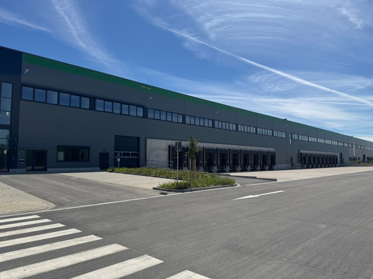 Das Logistikzentrum mit rund 60.000 Quadratmetern Fläche wird künftig eine zentrale Rolle bei der Versorgung der mehr als 2.000 Filialen sowie im E-Commerce-Geschäft von Takko Fashion übernehmen.