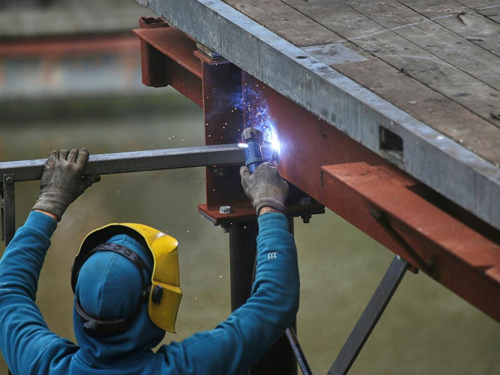 Schweißer bei der Arbeit (Archiv)