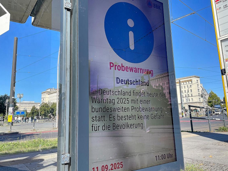 Probealarm auf einer digitalen Werbetafel (Archiv)