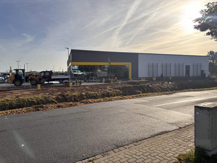 Am Thieder Weg wird auf Hochtouren an der Fertigstellung des neuen Netto-Marktes gearbeitet.