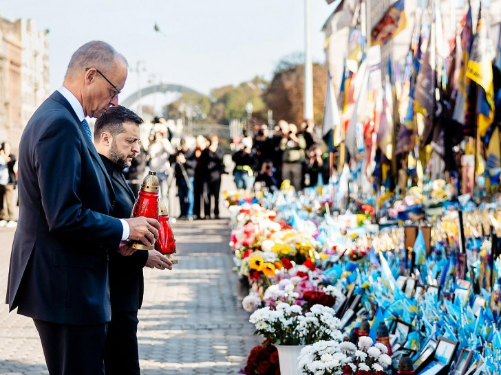Friedrich Merz und Wolodymyr Selenskyj am 04.10.2026