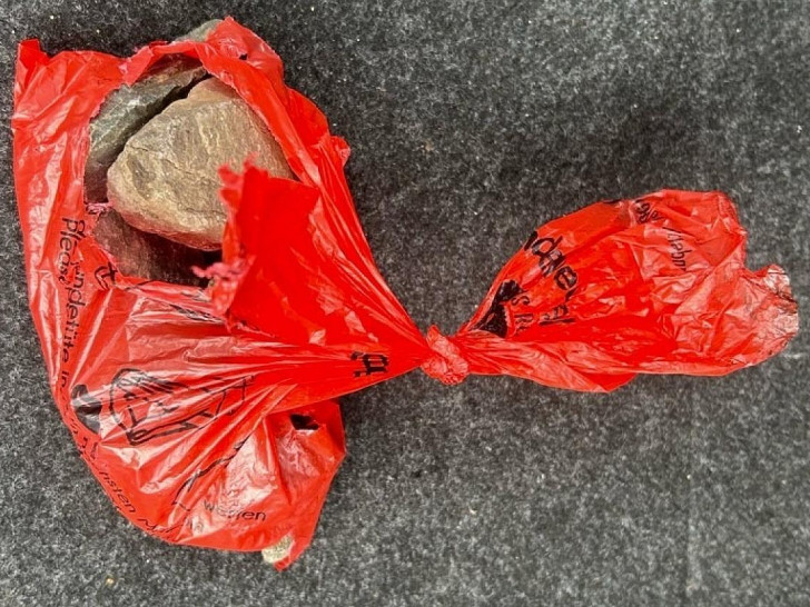 Mit Steinen gefüllter Hundekotbeutel (Archiv)