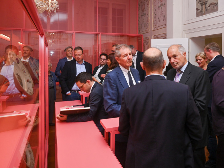 Falko Mohrs, Niedersächsischer Minister für Wissenschaft und Kultur, zusammen mit Stiftern, Verantwortlichen der Berliner Agentur Gewerkdesign und Vertretern der Stadt Wolfenbüttel.