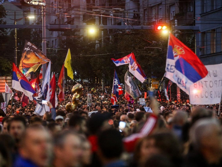 Massenproteste vor den Parlamentswahlen in Serbien im Oktober 2026