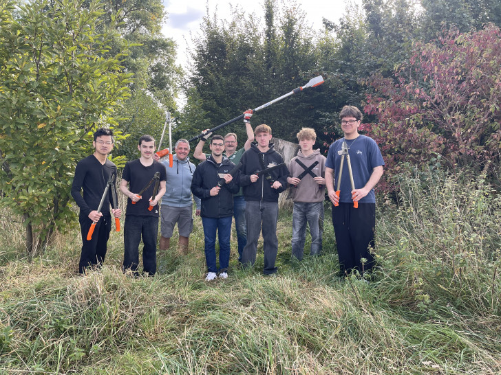Die jungen Erwachsenen erkundeten ökologische Zusammenhänge, messen selbst, diskutieren und arbeiten praktisch im Wald.