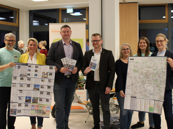 Bei der Vorstellung der Freizeitkarte: (v.li.) Jochen Rienau (KoRiS), Manuela Schneider (Vorsitzende LAG), stellvertretender Vorsitzender Nils Neuhäuser genannt Holtbrügge (Bürgermeister Gemeinde Ilsede), Florian Hahn (Stadtbaurat Stadt Peine), Patricia Märzke (Gemeinde Wendeburg), Naima Gödecke (KoRiS), Inga Heine (wito gmbh).