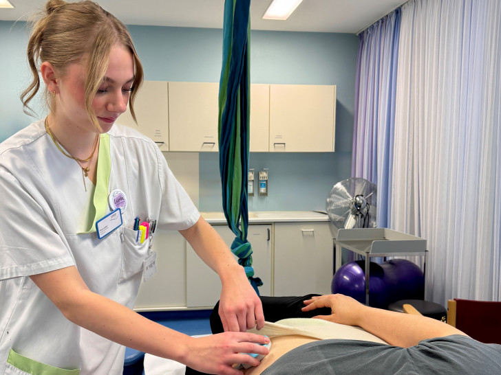 reut sich auf die neuen Studenten: Die Hebammenstudentin Lupita Luther während ihres Praxiseinsatzes im Klinikum Wolfsburg bei einer CTG-Untersuchung.