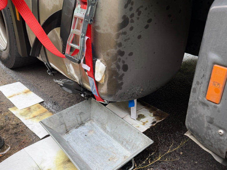 Bei dem Lkw traten größere Mengen Diesel aus.