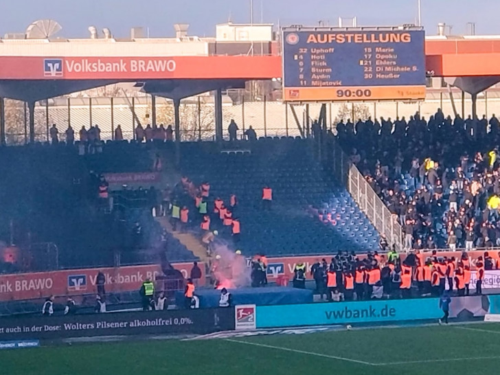 Die Hannover-Fans befeuerten den benachbarten Block und Einsatzkräfte.