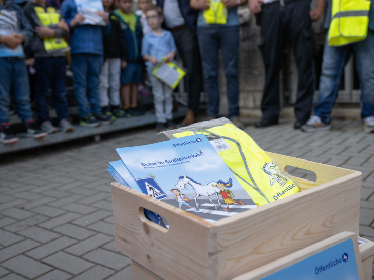 Mit kostenlosen Sicherheitspaketen werden Erstklässler für mehr Sicherheit auf dem Schulweg ausgestattet.