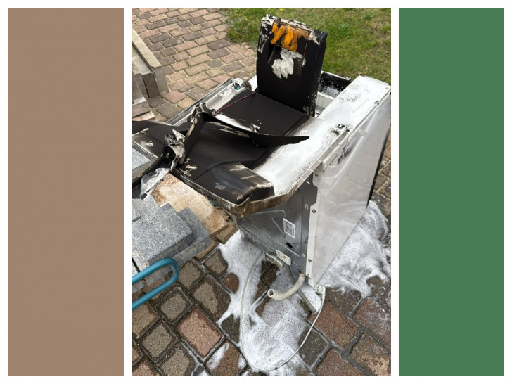 Die Waschmaschine wurde ins Freie gebracht.