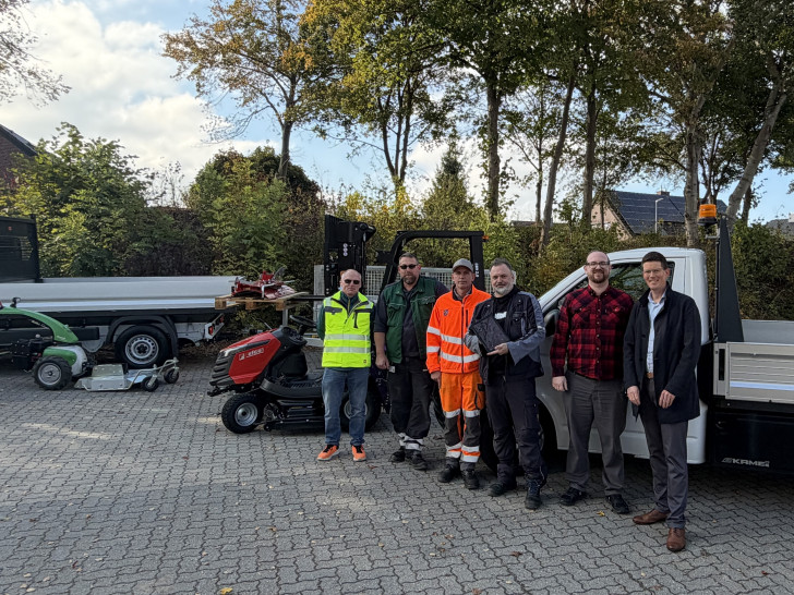 Maik Grunert (Leiter Bauhof), Daniel Rühmann (stlv. Leiter Bauhof), Stefan Zieghan (Kolonnenführer Grünpflege), Dirk Reddemann (Kolonnenführer Technik-/Liegenschaftsbereich), Felix Scholz (Fachdienstleiter Liegenschaften), Tobias Grünert (Bürgermeister) (v. li.).