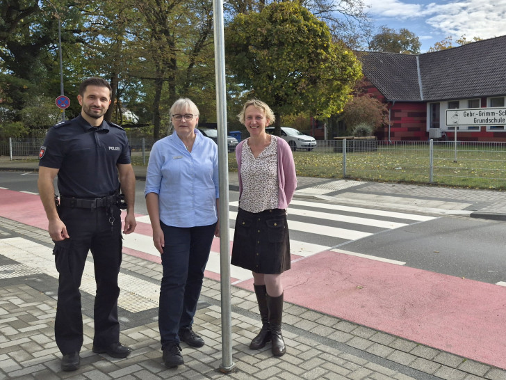 Bekim Tairi, Polizeihauptkommissar im Fachbereich Einsatz und Verkehr der Polizei Gifhorn, Babette Kutrib, Leiterin des Fachbereichs Ordnung der Stadt Gifhorn, und Astrid Behrens, Leiterin des Fachbereichs Tiefbau der Stadt Gifhorn (v. li.).
