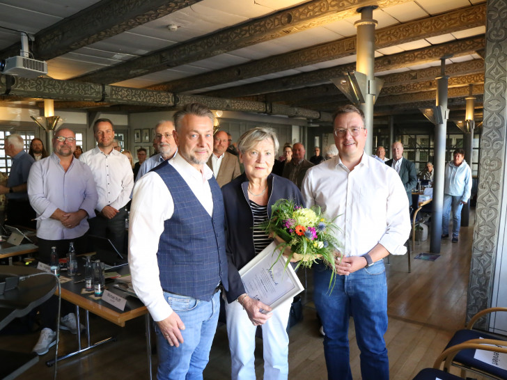 Dagmar Ammon wurde vom Rat der Stadt Wolfenbüttel für ihr herausragendes Engagement geehrt. Bürgermeister Ivica Lukanic und Ratsvorsitzender Jan Schröder gratulierten.
