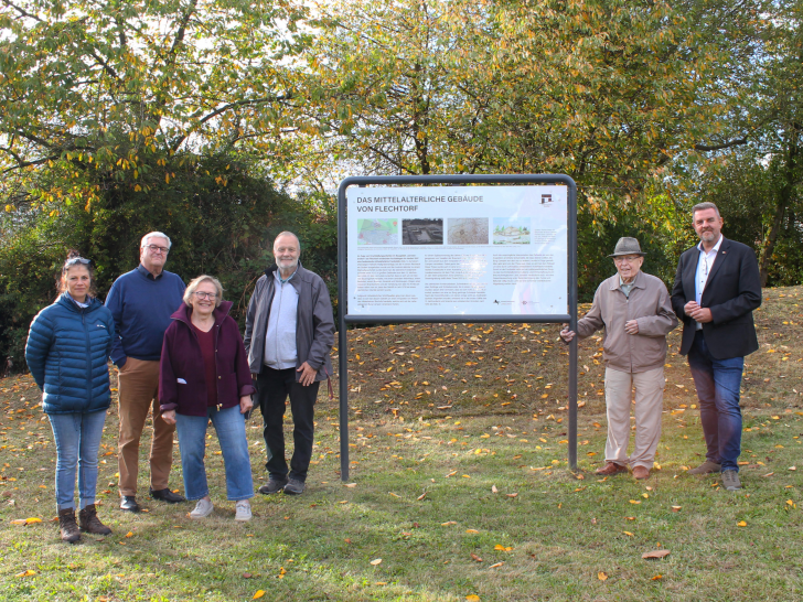Claudia Holthoff, Thomas Bode, Ortsbürgermeisterin Edelgard Hahn, Kreisheimatpfleger Bernd Felgenträger, Harald Schraepler vom Verein Braunschweigische Landschaft e.V. und Bürgermeister Andreas Busch bei der feierlichen Enthüllung der neuen Informationstafel in Flechtorf.