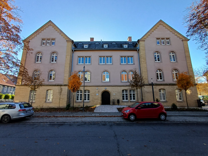 Mehrere Bäume wurden rund um das Gebäude gepflanzt um die Fläche zu begrünen.