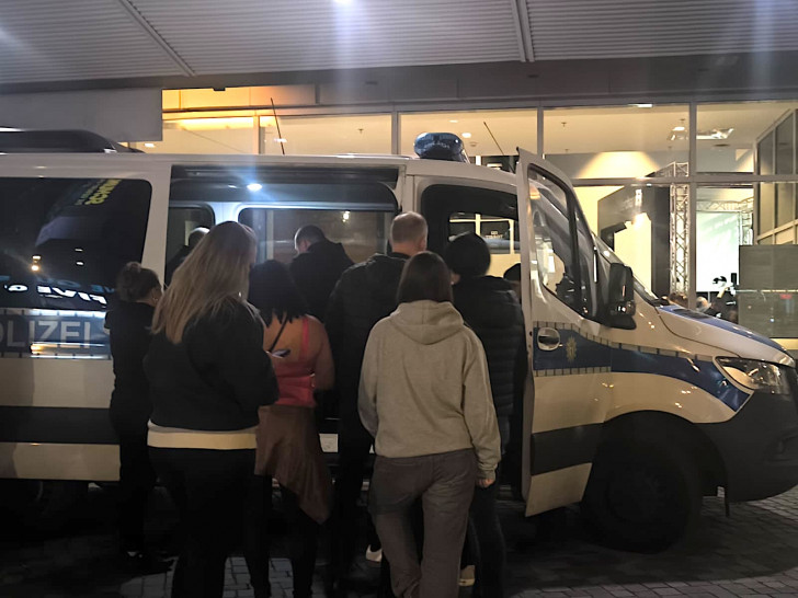 Polizei nimmt Anzeigen vor Ort auf.