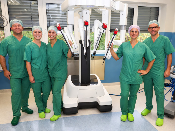 Dr. med. Joachim Hersel, Ärztlicher Direktor und Chefarzt der Klinik für Allgemein-, Viszeral- und Gefäßchirurgie, und Doctor-Medic Dorin Popescu, Chefarzt der Klinik für Urologie. präsentieren den neuen DaVinci Xi. Mit dem neuen Operationssystem setzt das Klinikum seine langjährige Erfahrung in der robotisch assistierten Chirurgie fort. Mehr als 1.500 Eingriffe wurden bereits robotisch unterstützt durchgeführt.