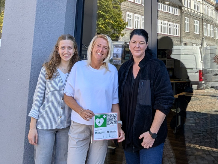 Sandy Hammerl (v. re.), Stadt Goslar, Marion Kruse, Fachschwester Anästhesie und Intensivmedizin der Asklepios Kliniken Harz, und Nantke Janssen vom MachMitHaus präsentieren den Aufkleber mit QR-Code.