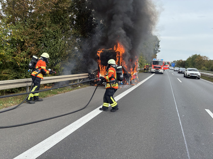 Die Braunschweiger Feuerwehr löschte einen brennenden Anhänger auf der A39.