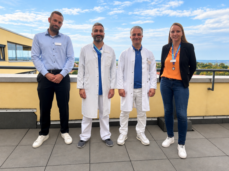 Gastroenterologie weiterentwickeln: Florian Thalmann, Personalleiter (v.li.), Zainoun Mansour, leitender Oberarzt, Sami Sulaiman, Chefarzt, Franziska Dräger, Verwaltungsleitung