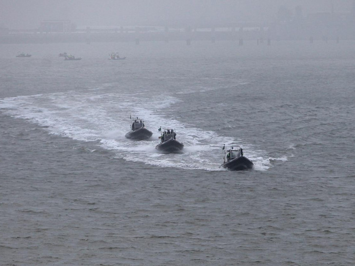 Kleinboote mit Einsatzkräften am Marinehafen Wilhelmshaven