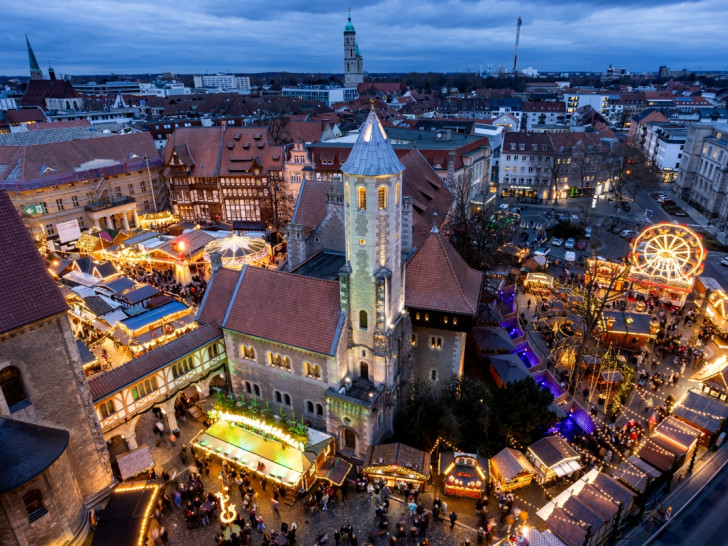 Der Braunschweiger Weihnachtsmarkt öffnet am 25. November und bringt bis zum 29. Dezember Vorweihnachtsstimmung auf die Plätze rund um den Dom St. Blasii und die Burg Dankwarderode.