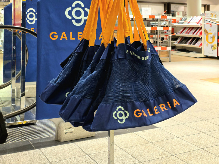 Einkaufen bei Galeria Braunschweig: Das war zuletzt teilweise eingeschränkt möglich. Hier ist im Hintergrund ein mit Flatterband abgesperrter Bereich zu sehen.