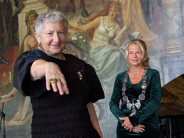 Oberbürgermeisterin Urte Schwerdtner (re.) und Gabriele Stötzer (li.) nach der Auszeichnung – an ihrer rechten Hand präsentiert die Künstlerin den Kaiserring 2026.